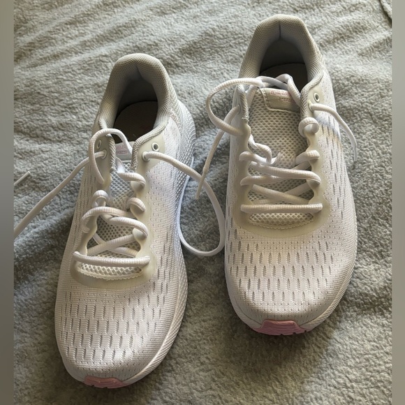 Under Armour Shoes - Womens tennis shoes🌸